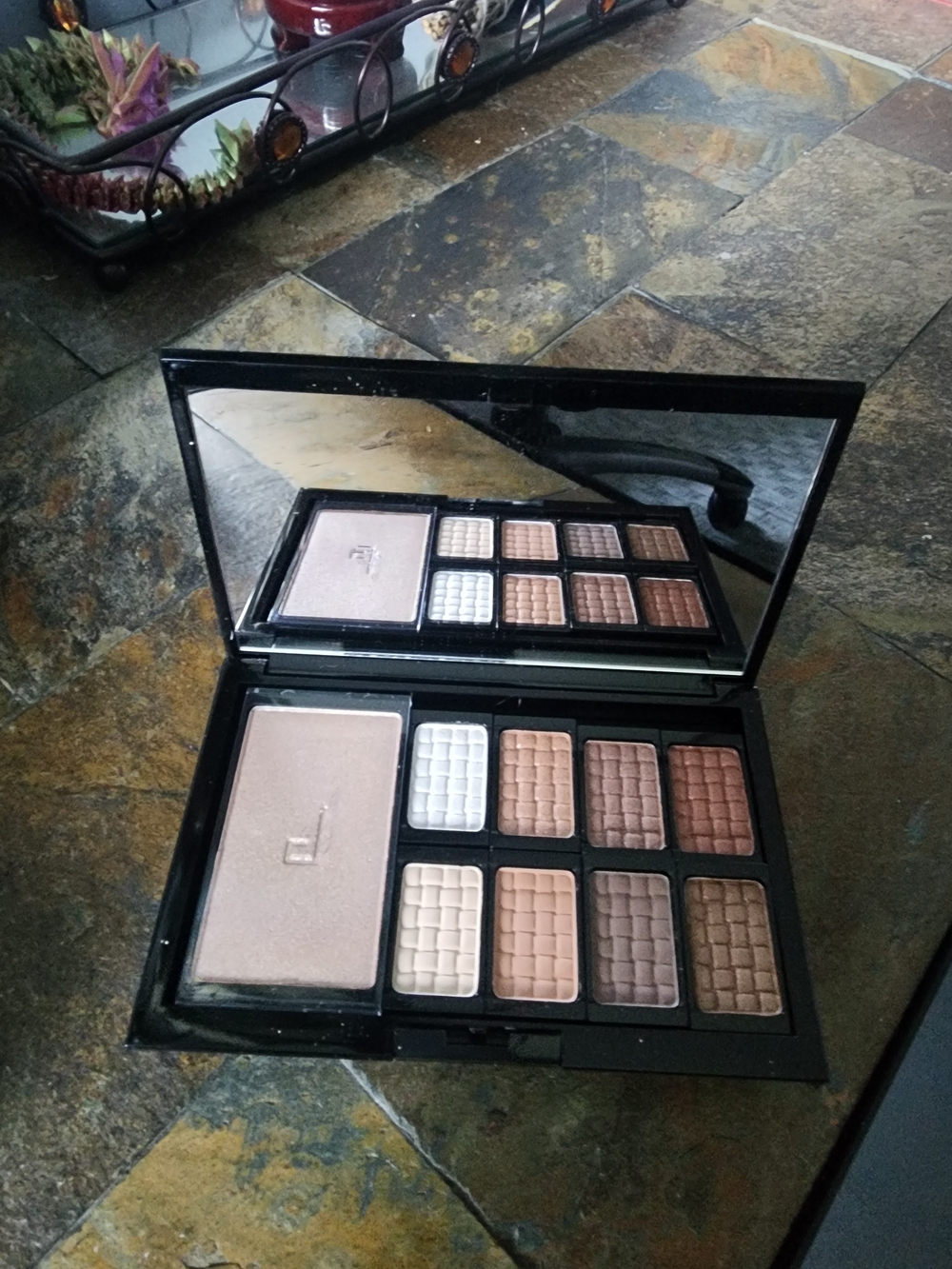 Doucce Neutral Eyeshadow Palette — Cream, Beige & Brown Tones